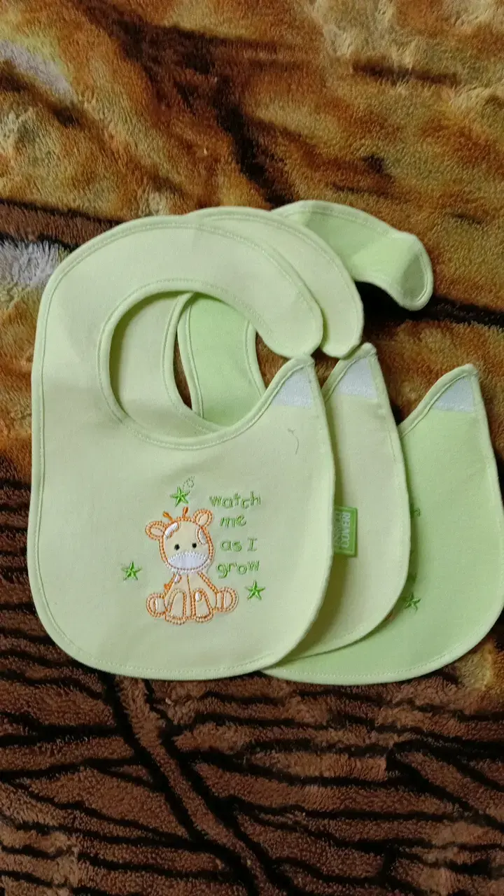 Set de baberos para bebé con diseños bordados - 4