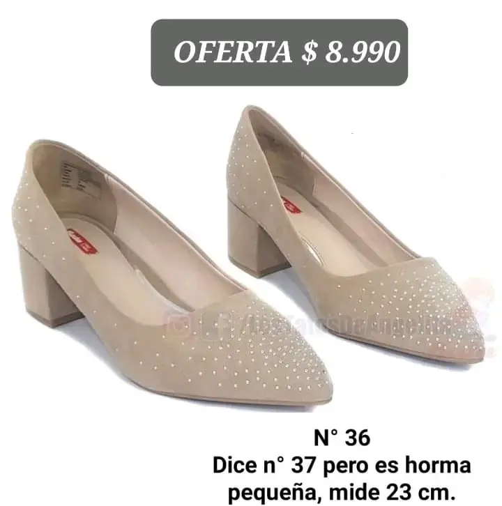 Zapatos de tacón beige con detalles brillantes