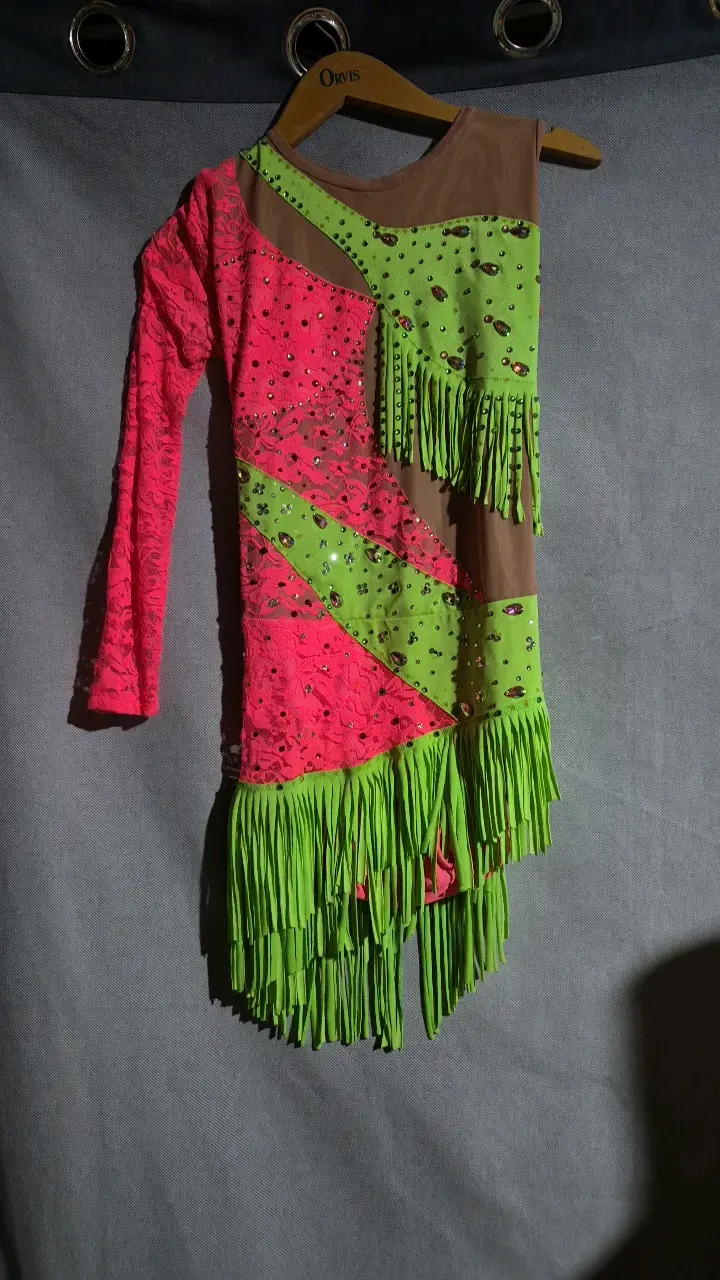 Vestido de baile con flecos y encaje