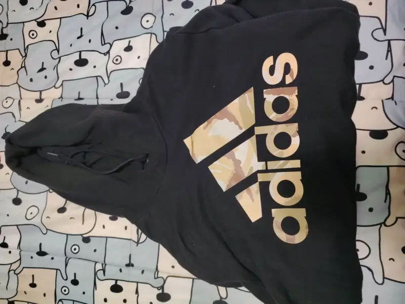 Polerón con capucha Adidas negro estampado - 2