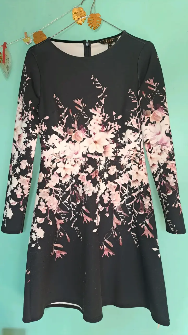 Vestido floral negro con mangas largas Lipsy