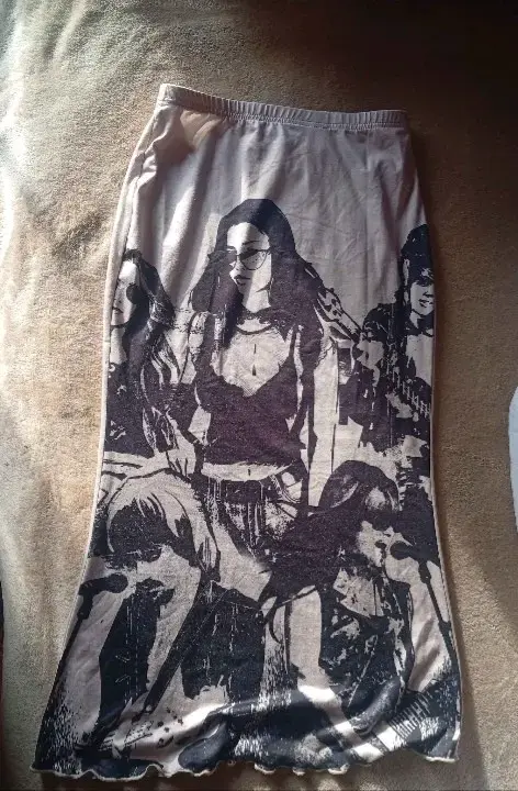 Falda larga con estampado artístico en blanco y negro