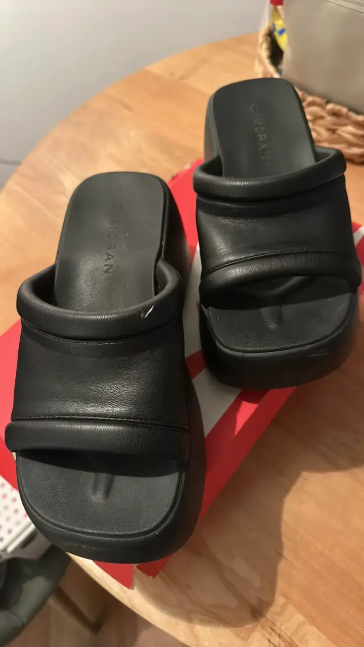 Sandalias negras de cuero para mujer - 1