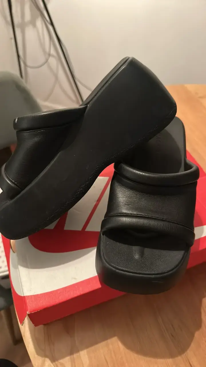 Sandalias negras de cuero para mujer - 2