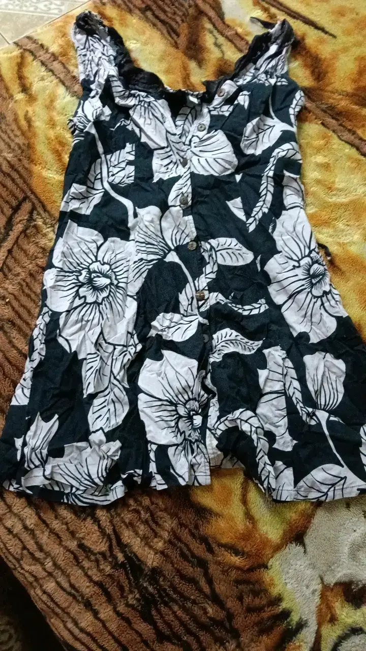 Vestido corto floral blanco y negro