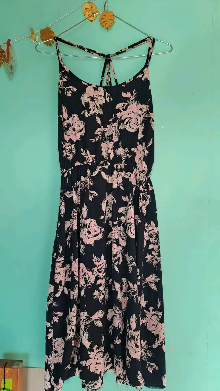 Vestido floral negro con tirantes
