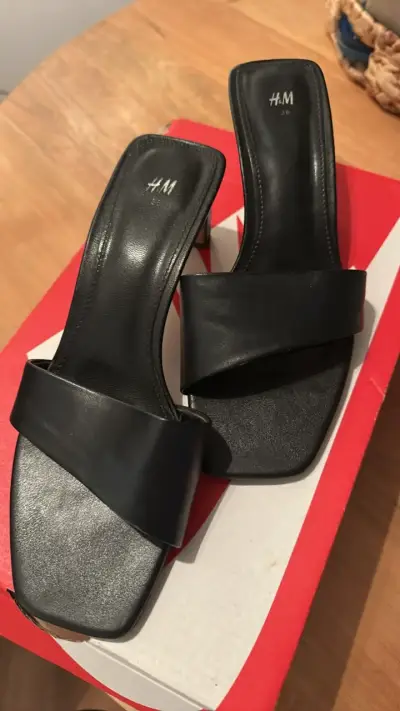 Sandalias de tacón negras H&M elegantes - miniatura 1