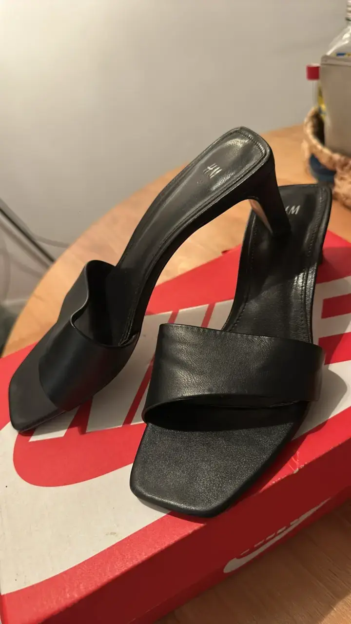 Sandalias de tacón negras H&M elegantes - 4