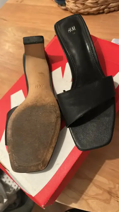 Sandalias de tacón negras H&M elegantes - miniatura 5