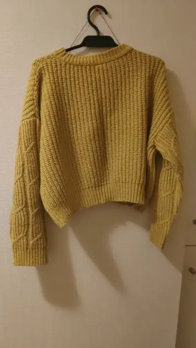 Suéter amarillo tejido para mujer - miniatura 2