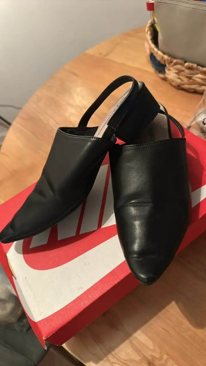 Zapatos de cuero negro con taco bajo - 1