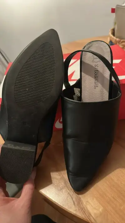 Zapatos de cuero negro con taco bajo - miniatura 3