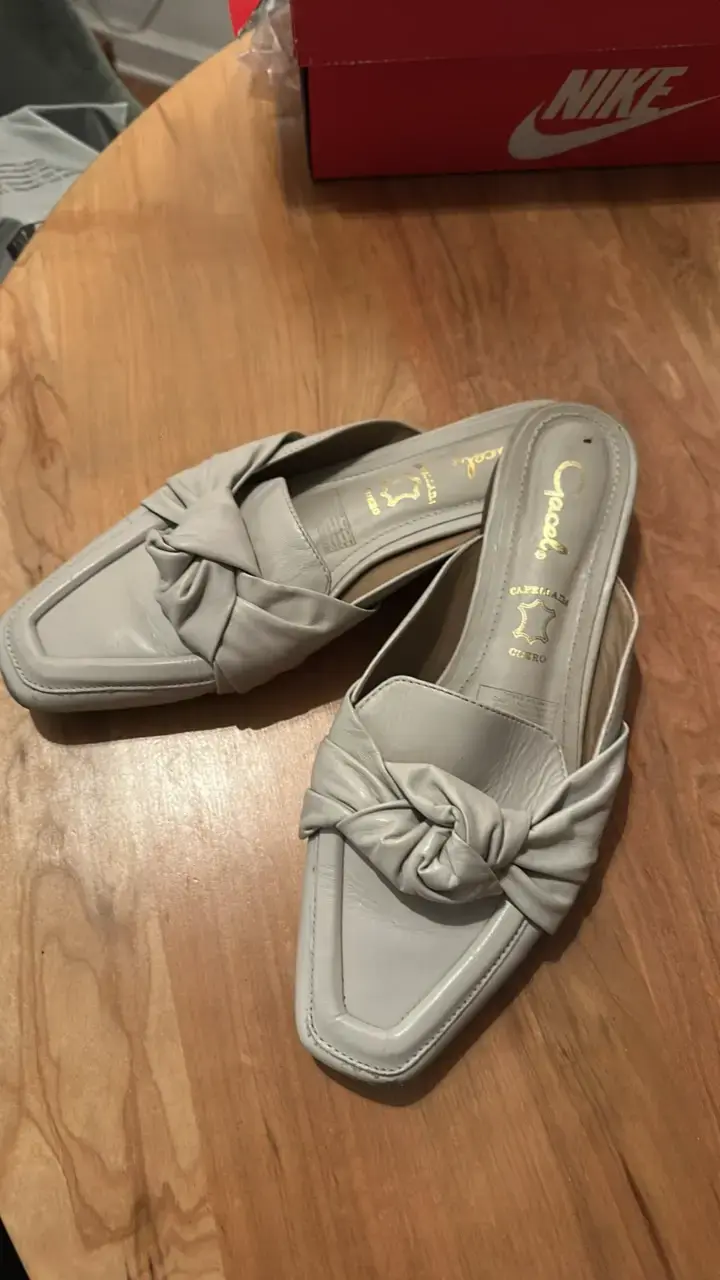 Sandalias de cuero beige con diseño de lazo - 1