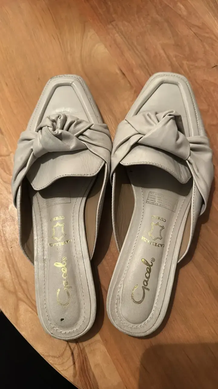 Sandalias de cuero beige con diseño de lazo - 2
