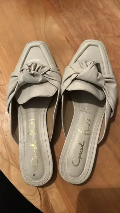 Sandalias de cuero beige con diseño de lazo - miniatura 2