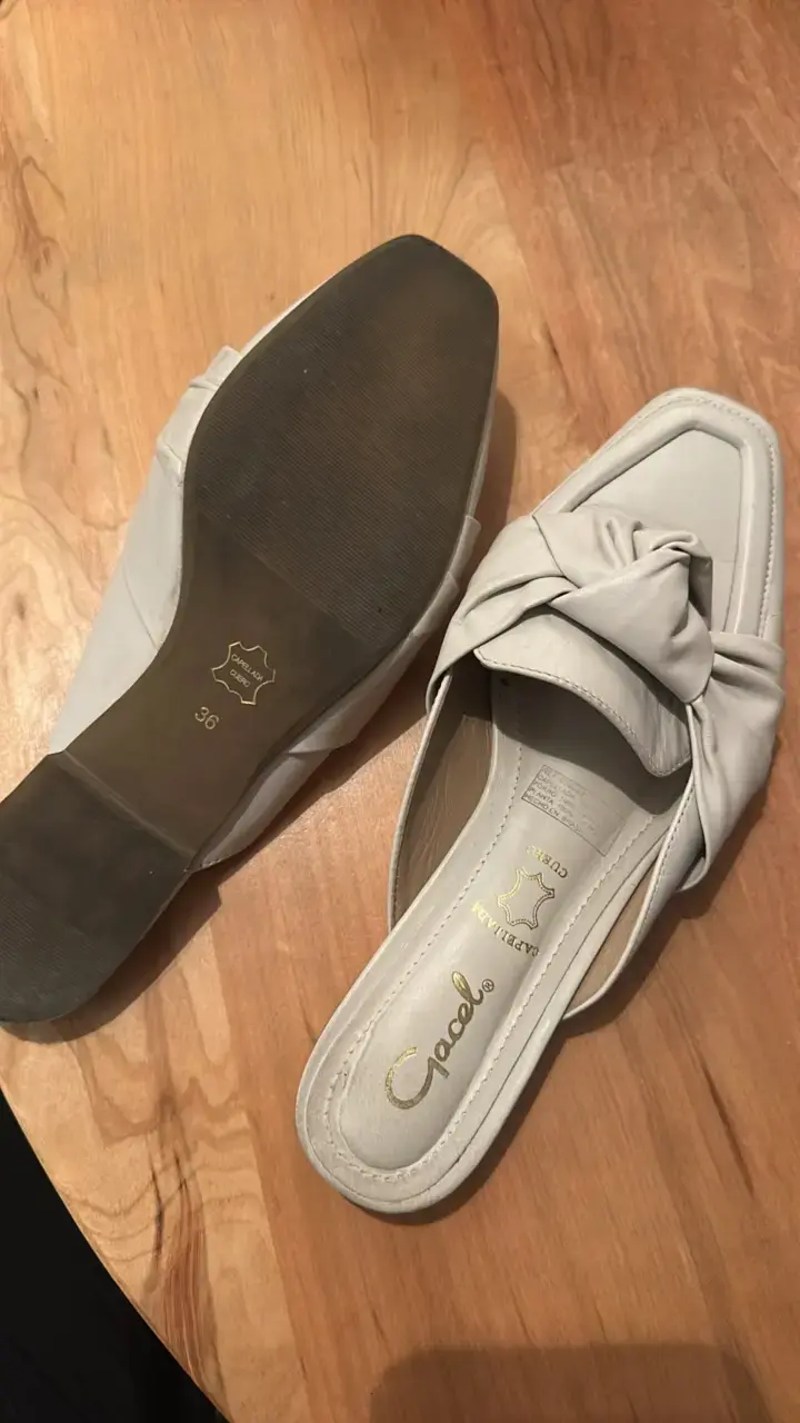 Sandalias de cuero beige con diseño de lazo - 3