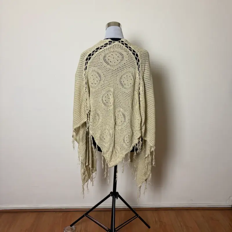 Capa tejida calada con flecos – talla única - 2