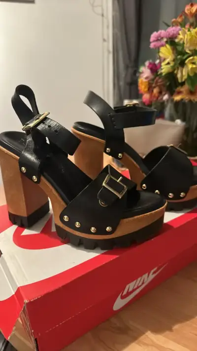 Sandalias de tacón alto negras con hebillas - miniatura 1