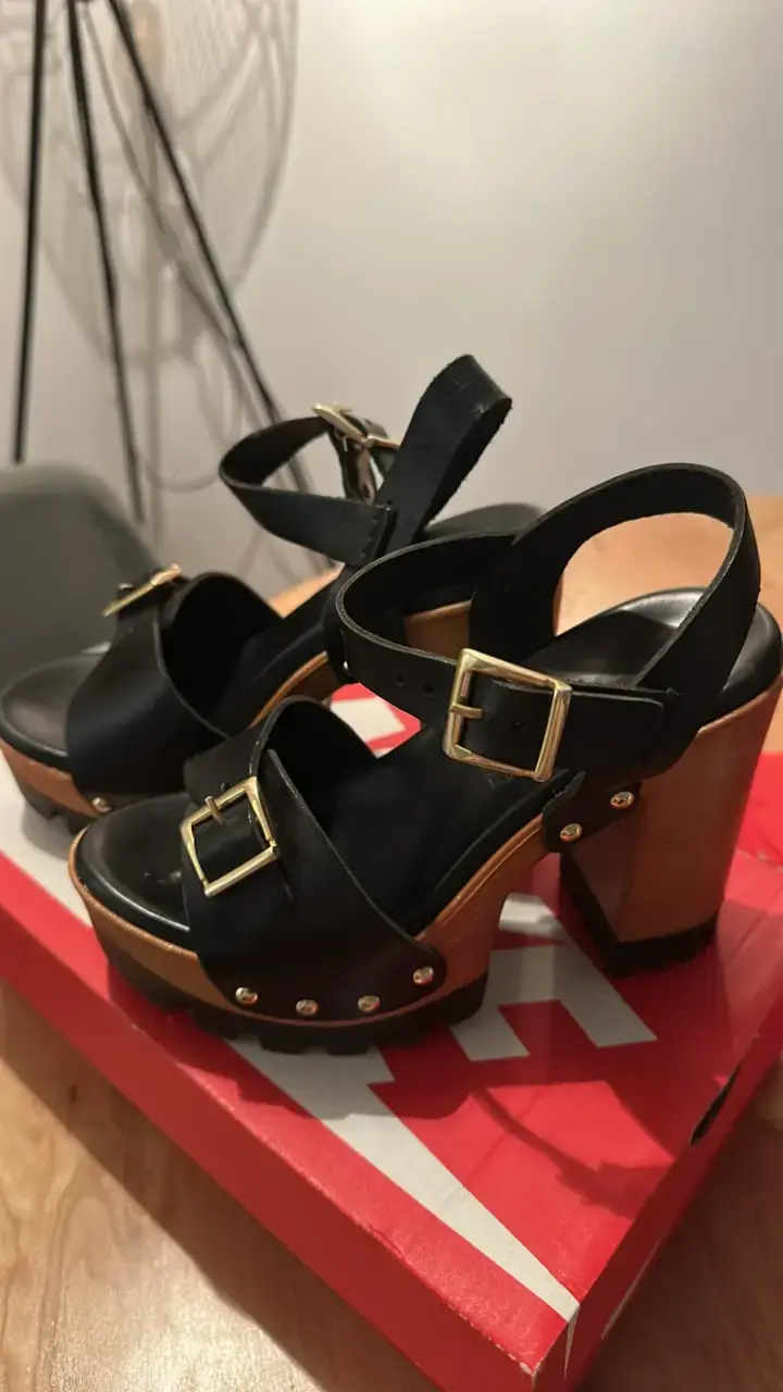 Sandalias de tacón alto negras con hebillas - 2