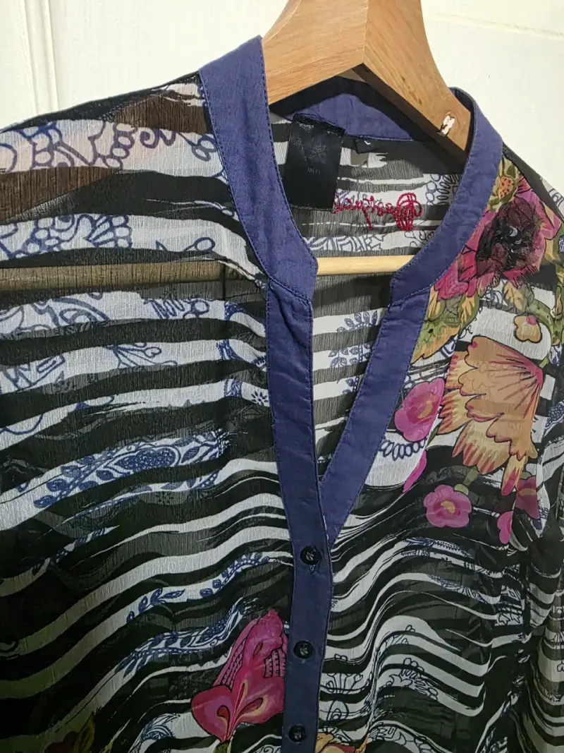 Blusa transparente con estampado floral y rayas - 1