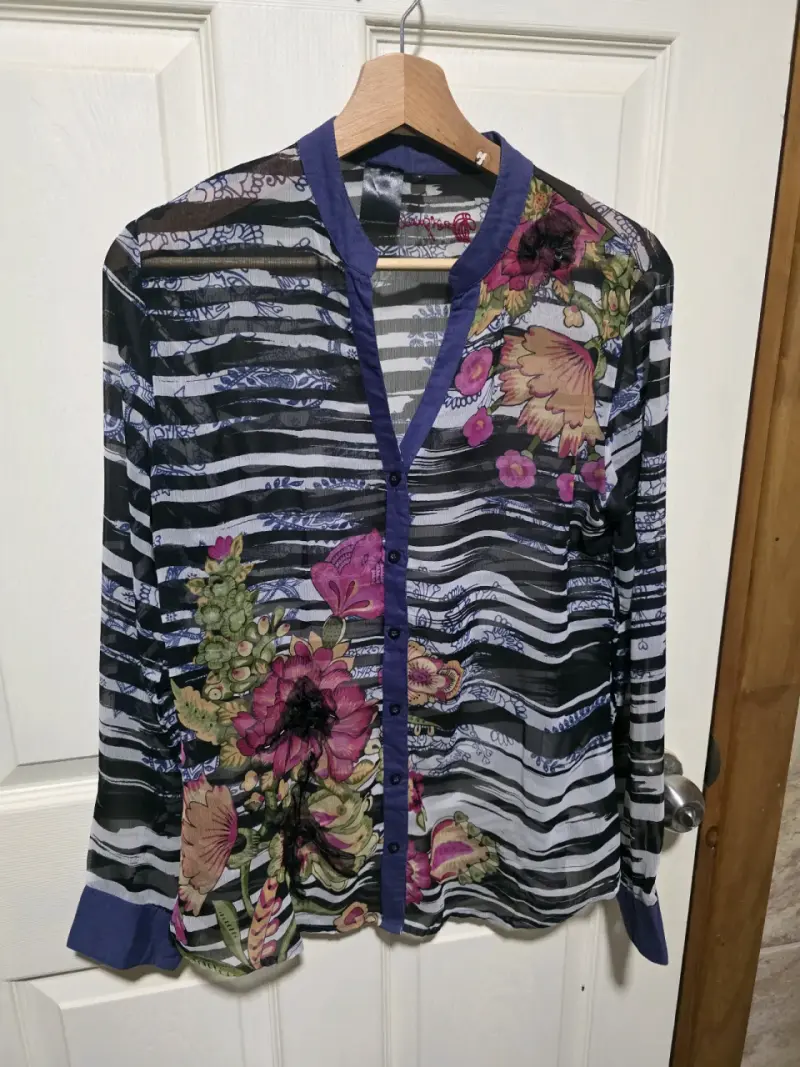 Blusa transparente con estampado floral y rayas - 2