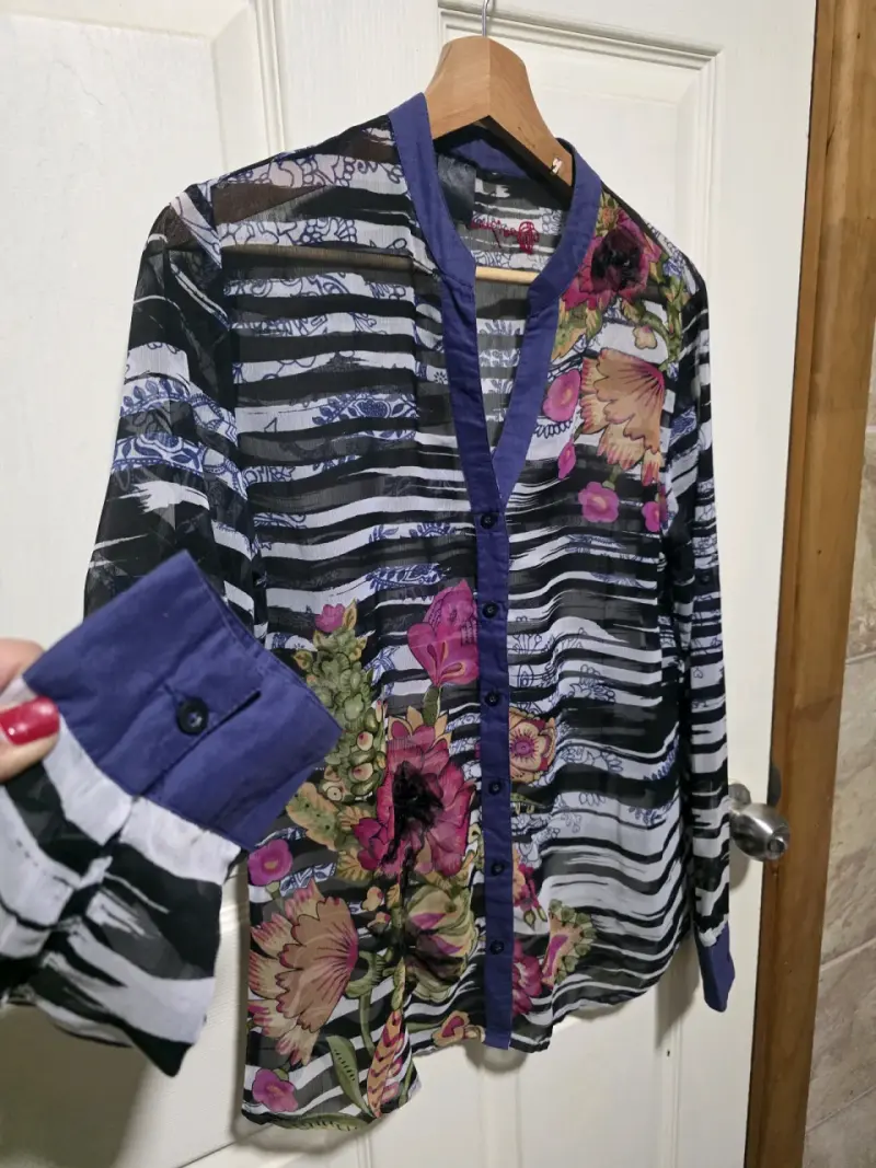 Blusa transparente con estampado floral y rayas - 3