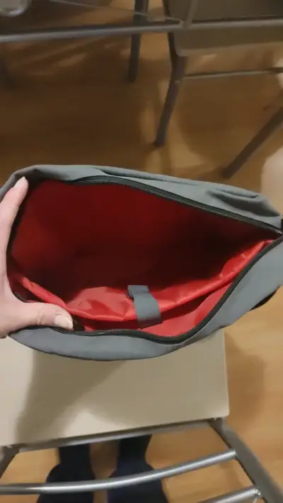 Bolso bandolera gris con interior rojo - miniatura 3