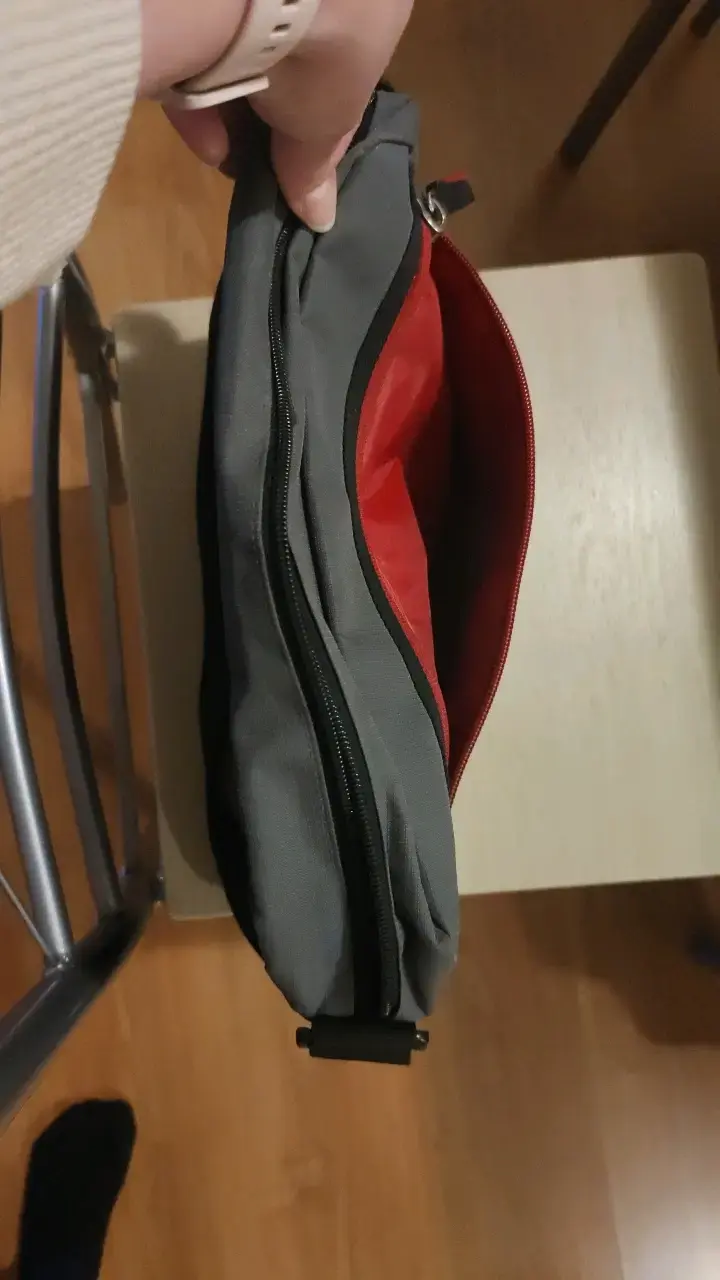 Bolso bandolera gris con interior rojo - 5