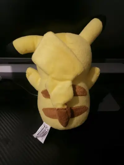 Peluche Pikachu Pokémon Marca Takara Tomy - miniatura 3