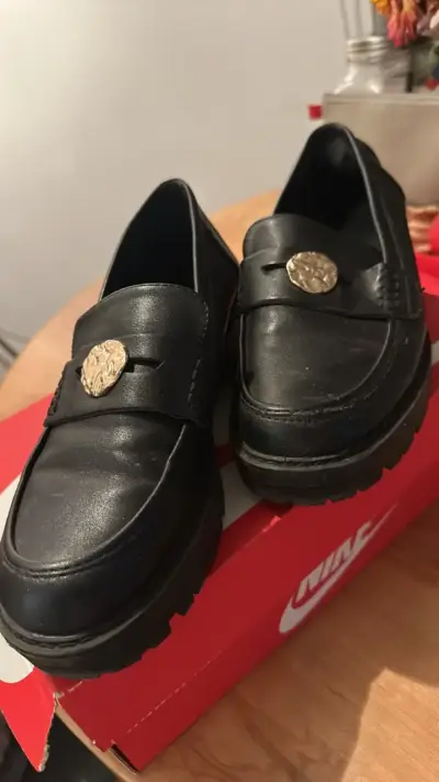 Zapatos de cuero negro con detalle dorado - miniatura 1