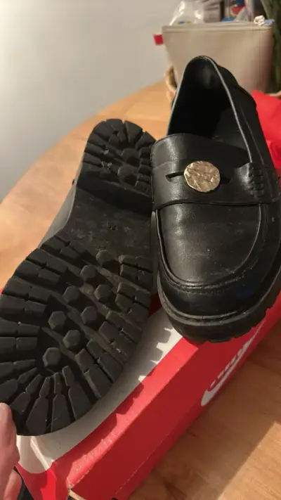 Zapatos de cuero negro con detalle dorado - miniatura 3