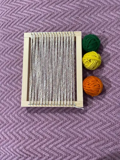 Pequeño telar de madera con lanas de colores - miniatura 1
