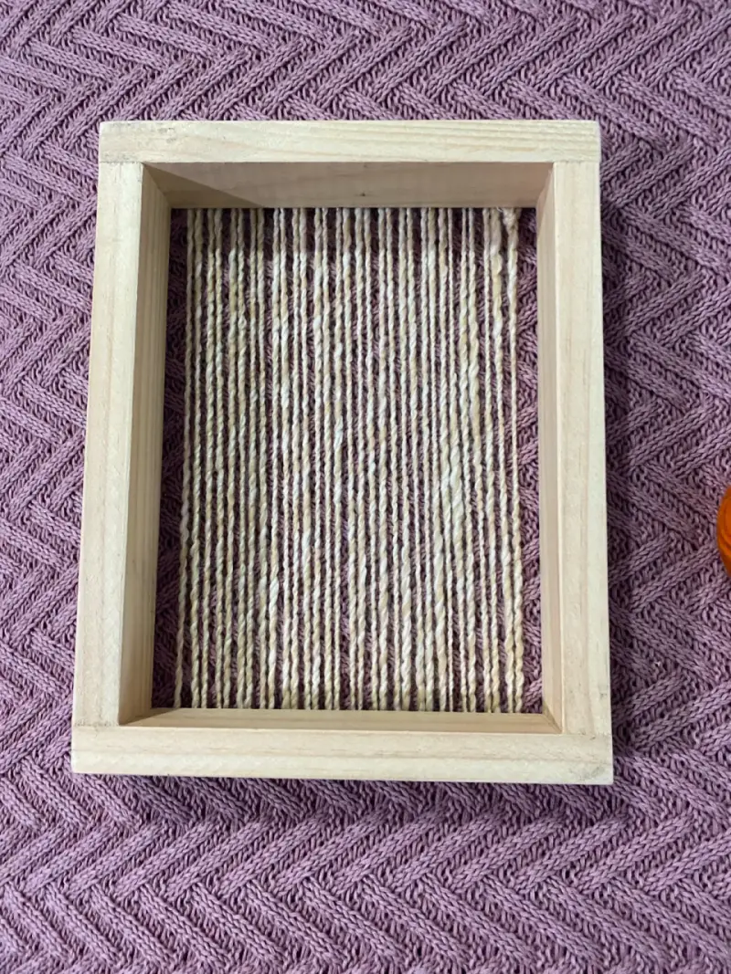 Pequeño telar de madera con lanas de colores - 2
