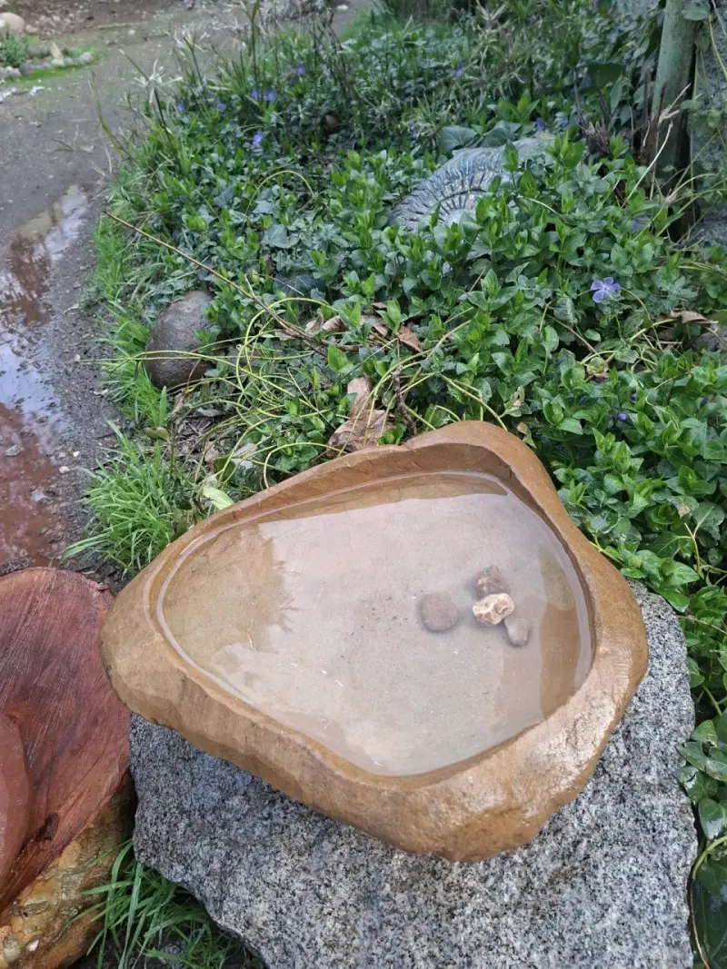 Bebedero de piedra para jardín