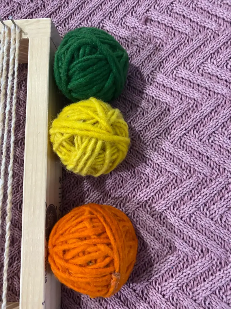 Pequeño telar de madera con lanas de colores - 3