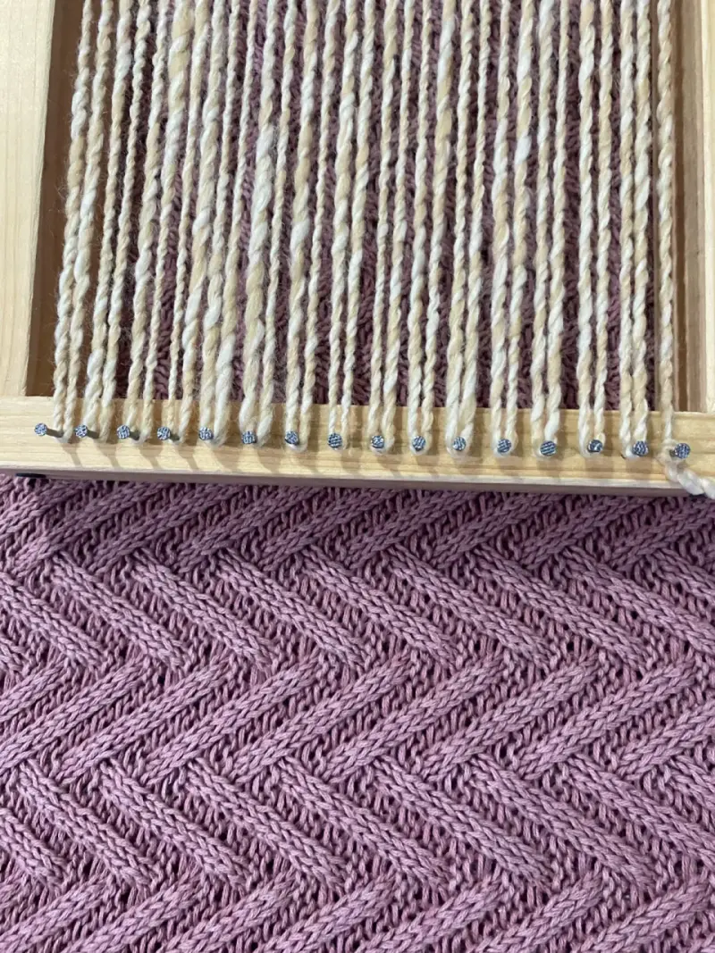 Pequeño telar de madera con lanas de colores - 5