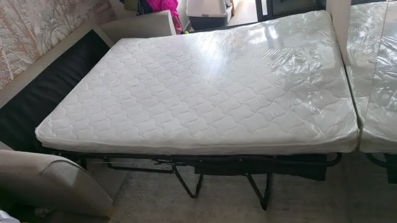 Sofá cama gris con colchón plegable - 2