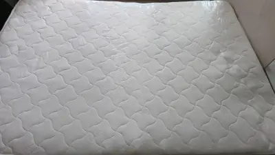 Sofá cama gris con colchón plegable - miniatura 4
