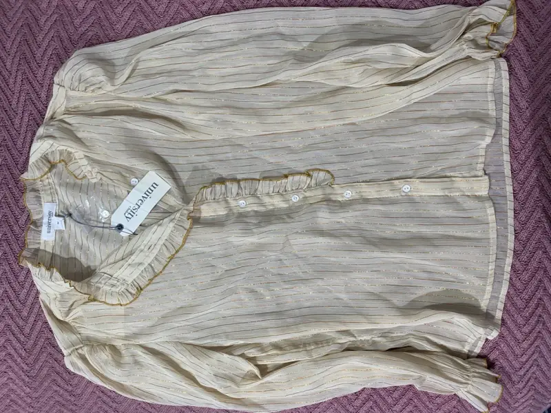 Blusa beige con detalles dorados University Club - 1