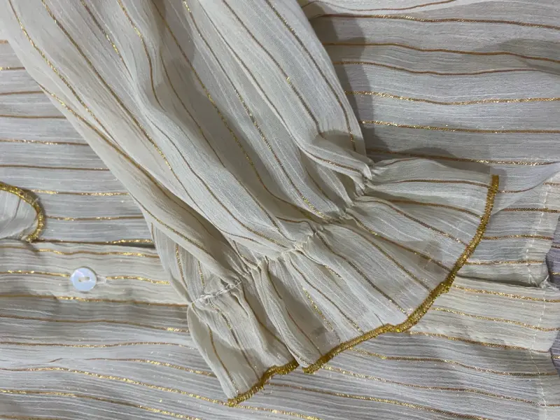Blusa beige con detalles dorados University Club - 4