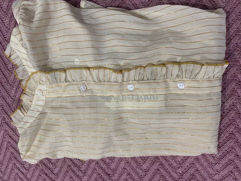 Blusa beige con detalles dorados University Club - 6
