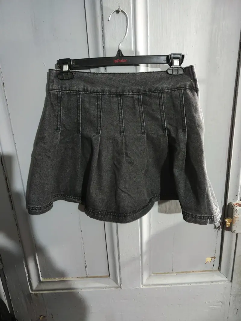 Falda gris de mezclilla estilo casual - 1