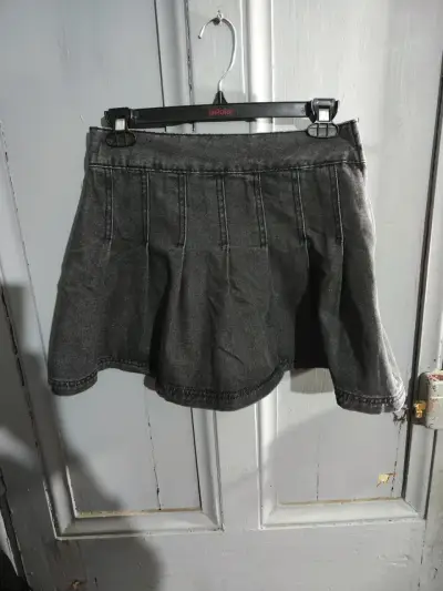 Falda gris de mezclilla estilo casual - miniatura 1