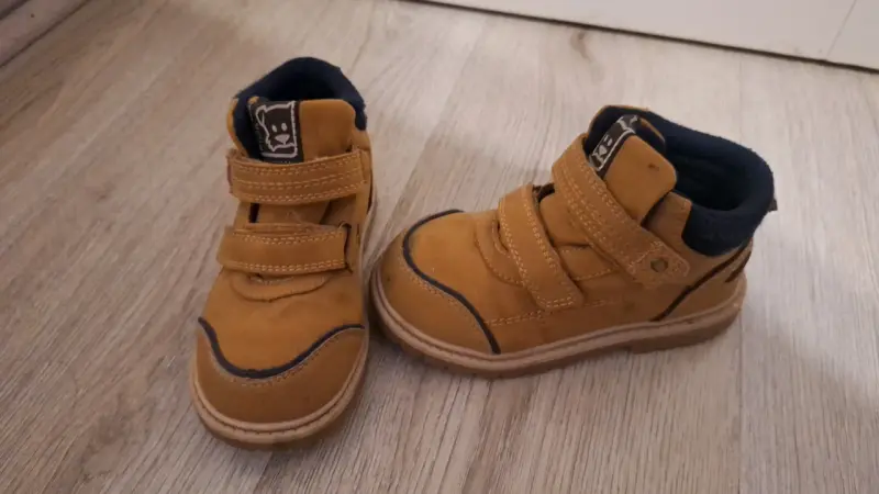 Botines infantiles color camel con velcro