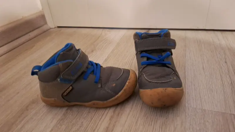 Botines infantiles grises con cordones azules