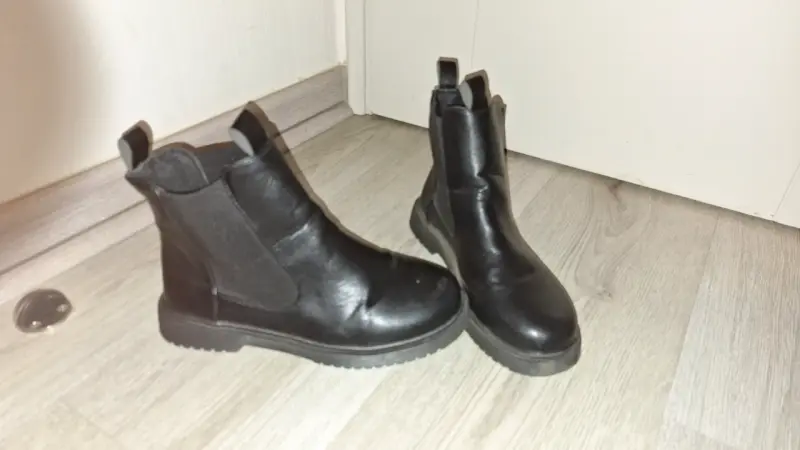 Botines negros de cuero para mujer en buen estado