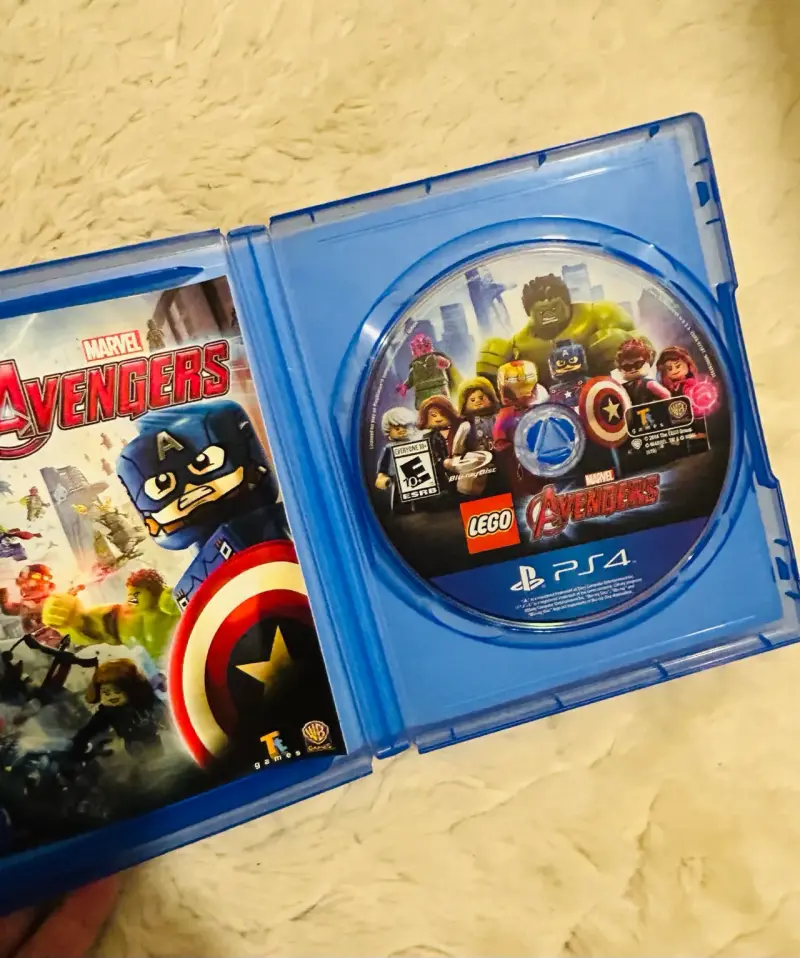 Juego PS4 LEGO Marvel Avengers en buen estado - 2