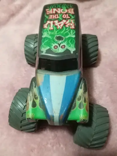 Camión Monster Truck de Juguete con Diseño de Calavera - miniatura 1