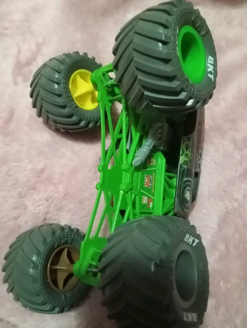 Camión Monster Truck de Juguete con Diseño de Calavera - 3