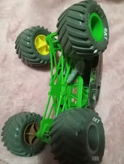 Camión Monster Truck de Juguete con Diseño de Calavera - miniatura 3